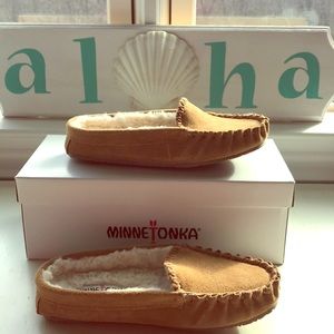 MINNETONKA Slippers Size 6